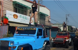 50 vũ nữ múa cột tưng bừng theo xe tang chính trị gia Đài Loan