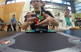 Phá kỷ lục thế giới, giải Rubik trong không đầy 5 giây!
