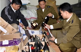 Tạm giữ gần 1.000 chai rượu không tem nhãn 