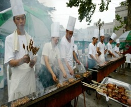 Chặn nguồn khói độc, cảnh sát Trung Quốc rà soát nơi nướng thịt ngoài trời