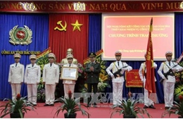 Bộ trưởng Bộ Công an trao cờ thi đua cho Công an Bắc Giang