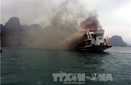 Cháy tàu du lịch chở khách nước ngoài trên vịnh Hạ Long