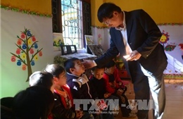 Tặng quà Tết gia đình chính sách, hộ nghèo tại tỉnh Điện Biên