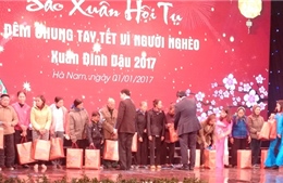 Tập đoàn Tân Á Đại Thành trao tặng 200 triệu cho &#39;Quỹ vì người nghèo tỉnh Hà Nam&#39;