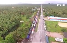Thái Lan mưa lũ, xe nối đuôi nhau dài 200km