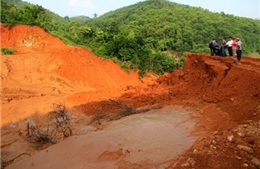 Khắc phục sự cố vỡ nắp chắn hồ chứa bùn thải tại Yên Bái