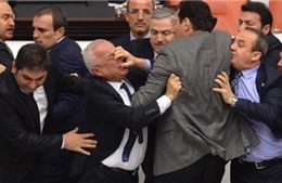 Tranh luận sửa đổi hiến pháp, nghị sĩ Thổ Nhĩ Kỳ đấm vỡ mũi nhau