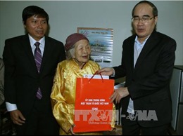 Chủ tịch Ủy ban Trung ương MTTQ Việt Nam thăm, tặng quà Tết tại Hòa Bình 