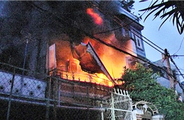Hà Nội: Nhà trong ngõ bốc cháy, cảnh sát kéo vòi rồng hàng chục mét dập lửa