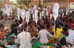 Ăn cơm hộp đảng chính trị phát, hơn 300 người Campuchia bị ngộ độc