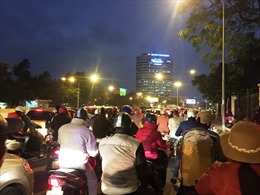 Gần Tết, nhiều ngả đường Hà Nội ùn tắc nặng