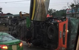 Khẩn trương cứu chữa các nạn nhân vụ lật xe khách tại Nghệ An 