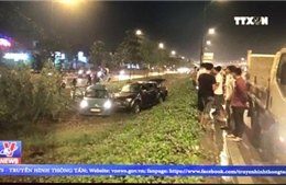 Ô tô bán tải tông taxi, 5 người bị thương phải cấp cứu