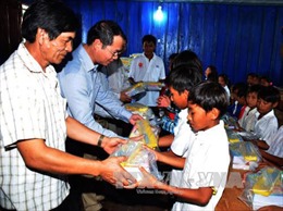 Đại sứ quán Việt Nam thăm hỏi bà con Việt kiều gặp khó khăn tại Campuchia