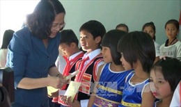 Phó Chủ tịch nước tặng quà các hộ nghèo và trẻ mồ côi