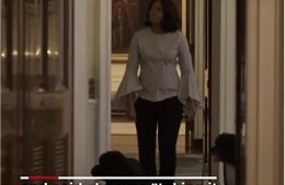 Bà Obama đầy xúc cảm dạo quanh Nhà Trắng lần cuối 
