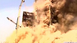 Tòa nhà biểu tượng của Iran đổ sập trong đám cháy ngùn ngụt