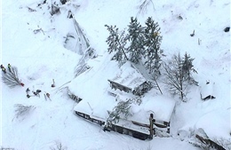 Tuyết lở chôn vùi cả một khách sạn Italy, hàng chục người mắc kẹt