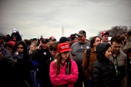 Người ủng hộ ông Trump đội mũ &#39;made in China&#39; trong lễ nhậm chức