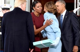 Có gì trong hộp quà bà Melania tặng gia đình ông Obama?