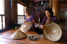 Độc đáo nghề đan nón lá của đồng bào dân tộc Tày 