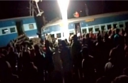 Tàu hỏa trật ray tại Ấn Độ, hơn 100 người thương vong