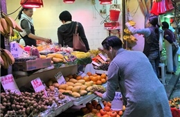 Chợ dân sinh ở Hong Kong vẫn nhộn nhịp giữa chốn phồn hoa