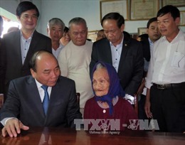 Thủ tướng thăm các gia đình chính sách tỉnh Quảng Nam 