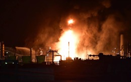 Cháy nhà máy lọc dầu Nhật Bản, gần 3.000 người sơ tán