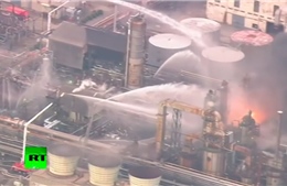Vòi rồng xối xả dập lửa ngút trời tại nhà máy lọc dầu Nhật Bản