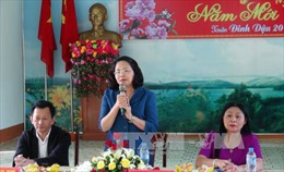 Phó Chủ tịch nước Đặng Thị Ngọc Thịnh thăm, tặng quà Tết gia đình chính sách tại Vĩnh Long