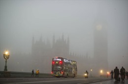 Sương mù dày đặc, hàng loạt chuyến bay ở London bị hoãn