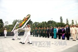 Lãnh đạo TP Hồ Chí Minh viếng nghĩa trang liệt sỹ, dâng hương Chủ tịch Hồ Chí Minh 