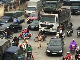 Sát Tết, cảnh sát giao thông bị &#39;bủa vây&#39; giữa dòng phương tiện đông đúc