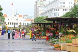 Người dân Nam bộ thưởng lãm đường hoa Nguyễn Huệ trong tiết trời tạnh ráo 
