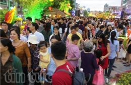 Hàng ngàn người dân đổ về đường hoa Nguyễn Huệ đêm cuối năm