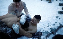 Lính thủy đánh bộ Mỹ - Hàn cởi trần tập trận trong tuyết