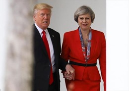 Khoảnh khắc ông Trump nắm tay nữ Thủ tướng Anh
