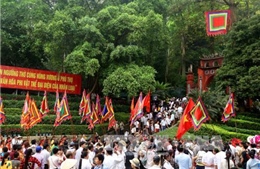 Ngày đầu năm, hơn một vạn người đến dâng hương tại Đền Hùng 