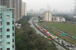 Xem cảnh dòng xe ùn ùn về Thủ đô sau Tết