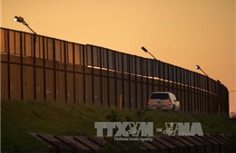 Bênh Mexico, Tây Ban Nha phản đối ông Trump xây bức tường biên giới 