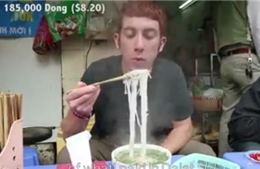 Chàng trai Tây ăn tiêu xả láng tại Hà Nội với 10 USD