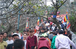 Hàng nghìn người đổ về núi thiêng Yên Tử dự khai hội 2017