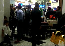 Sân bay Nội Bài chật kín người vào đêm khuya