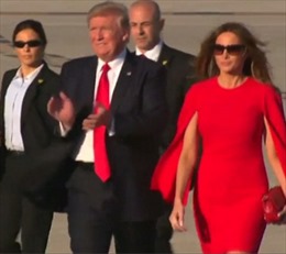 Tại sao Tổng thống Trump buông tay bà Melania?