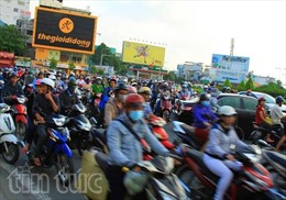 Giao thông TP Hồ Chí Minh ngột ngạt lại ngày đầu tuần sau Tết