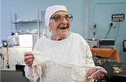 Nữ bác sĩ 89 tuổi thực hiện hàng trăm cuộc phẫu thuật mỗi năm