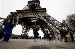 Lo ngại khủng bố, Pháp bọc kính chống đạn quanh Tháp Eiffel 