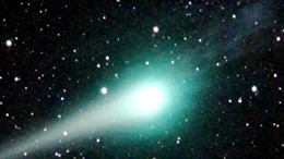 Sao chổi áp sát Trái đất phát ánh sáng xanh huyền ảo