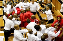 Nam Phi: Bất mãn với tổng thống, nghị sĩ quốc hội dùng chân tay nói chuyện